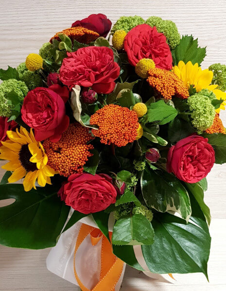 Bouquet  con fiori assortiti gialli, arancioni e rossi