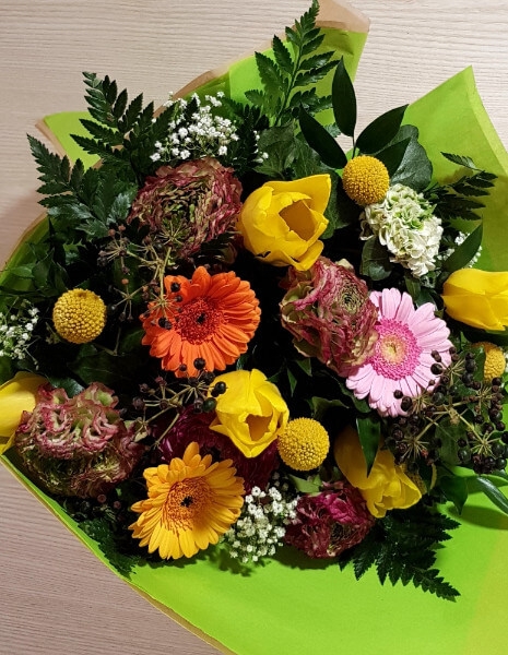 Bouquet di fiori assortiti colorato classico per ogni occasione.