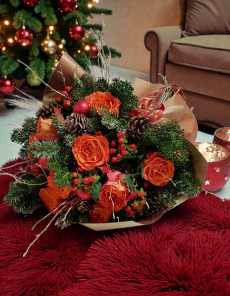 Bouquet di fiori natalizio sui toni arancio/rosso